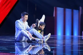 Cậu bé “vắt hai chân lên cổ” gây sốt tại Giọng hát Việt nhí