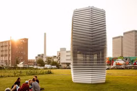 Xuất hiện máy lọc không khí thành trang sức khó tin