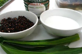 Tự tay làm sữa chua nếp cẩm ngon tuyệt tại nhà