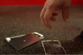 Xem võ sĩ bẻ gãy iPhone 6S dễ như trở bàn tay