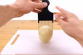 Cắm lược vào củ hành tây, mẹo hay phụ nữ nào cũng nên biết