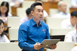 Cấm ngăn chặn, cản trở việc phổ biến, sử dụng Quốc kỳ, Quốc huy, Quốc ca là cần thiết