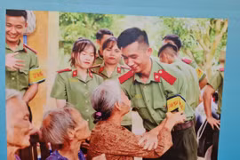 Người dân Hà Nội xúc động khi xem triển lãm “Đền ơn đáp nghĩa“