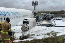 Máy bay chở hơn 30 người lật ngửa sau khi hạ cánh