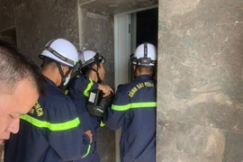 Giải cứu 10 người mắc kẹt trong thang máy ở chung cư FLC Đại Mỗ