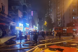 Hà Nội: Nổ kinh hoàng ở cửa hàng sửa xe máy, 3 người bị thương