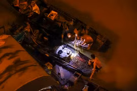 Hà Nội: Đôi nam nữ nhảy cầu Long Biên, hàng chục người tìm kiếm xuyên đêm