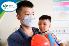 Cháu bé bị nhốt vào tủ cấp đông được xuất viện