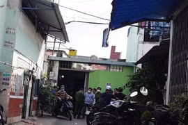 Con trai thất kinh khi phát hiện cha mẹ chết gục trong nhà