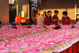 Lễ hội chùa Ông Cù Lao Phố: Người dân nô nức tham dự lễ thả hoa đăng trên sông Đồng Nai