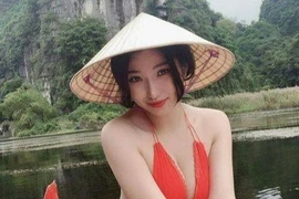 Diện đồ thiếu vải, "cô bé bán quần áo" lộ điểm vàng cơ thể