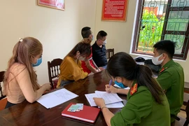 Bất chấp lệnh cấm tụ tập, hai nhóm nam nữ vẫn "bay lắc" trong khách sạn