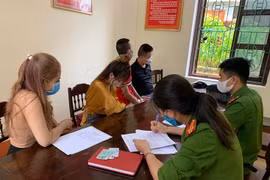 Bất chấp lệnh cấm tụ tập, hai nhóm nam nữ vẫn "bay lắc" trong khách sạn