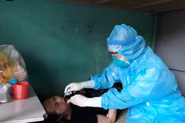 Quảng Bình cách ly 9 người tiếp xúc với bệnh nhân Covid-19 về từ Thái Lan