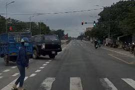 Xe biển xanh liều lĩnh vượt đèn đỏ tại nút giao thông nguy hiểm