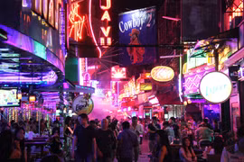 10 người tiếp xúc với bệnh nhân 122 mắc Covid-19 ở quán bar tại Bangkok