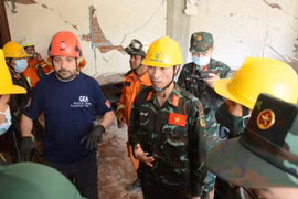 Bộ đội Việt Nam nỗ lực giải cứu 1 nạn nhân động đất còn sống
