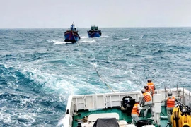 Tàu của Vùng 3 Hải quân cứu kéo kịp thời 2 tàu cá gặp nạn trên biển