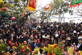 Phủ Tây Hồ đông nghẹt người ngày đầu đi làm sau Tết