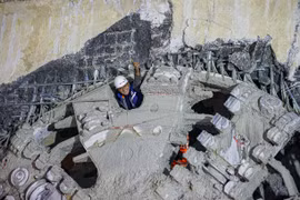 Khoảnh khắc TBM "Thần tốc" xuyên lòng đất tiến vào ga S10-Cát Linh