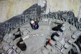 Khoảnh khắc TBM "Thần tốc" xuyên lòng đất tiến vào ga S10-Cát Linh