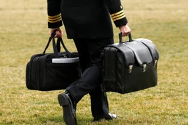 Ông Biden bàn giao vali hạt nhân cho Tổng thống Trump thế nào?