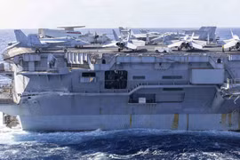 Hình ảnh hư hại tàu sân bay Mỹ sau va chạm với tàu hàng