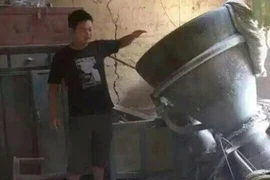 Động cơ tên lửa Trung Quốc đâm thủng nhà dân