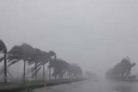 Bão số 11 đang suy yếu thành áp thấp nhiệt đới