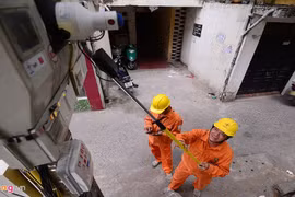 Ảnh công nhân EVN dùng gậy tự sướng ghi số điện