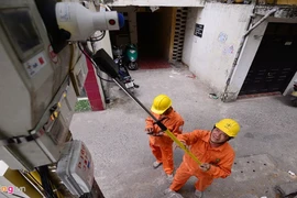 Ảnh công nhân EVN dùng gậy tự sướng ghi số điện