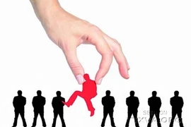 Vì sao tinh giảm biên chế nhiều lần mà không được?