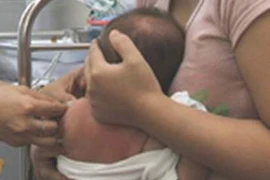 Bé 13 tháng tuổi chết bất thường sau khi được gửi trẻ