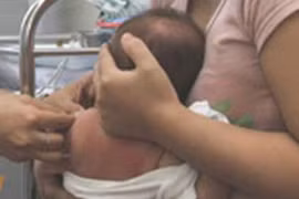 Bé 13 tháng tuổi chết bất thường sau khi được gửi trẻ