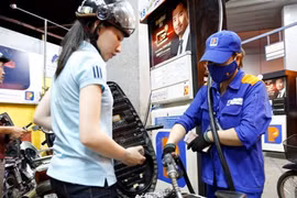 Giá xăng tăng hơn 400 đồng/lít, lên gần 17.000 đồng