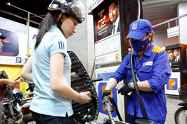 Giá xăng tăng hơn 400 đồng/lít, lên gần 17.000 đồng