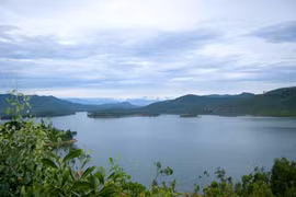 Cô giáo trói 2 con vào người, nhảy hồ tự tử