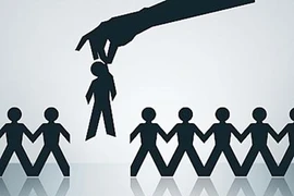 Chuẩn bị tinh giản 100.000 công chức “cắp ô“?