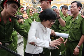 Nụ cười và phát ngôn hài hước của “người nổi tiếng” tại tòa