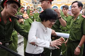 Nụ cười và phát ngôn hài hước của “người nổi tiếng” tại tòa