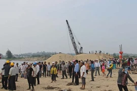 Dân đổ xô ra Cửa Đại “biểu tình” chống khai thác cát