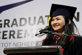 Nữ thủ khoa mồ côi xinh xắn và bài phát biểu xúc động