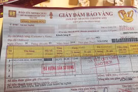 Khách hàng Bảo Tín Minh Châu khuyên nhau mang vàng đi cân lại