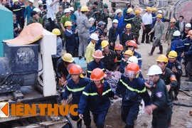 16h36: Thông hầm, các nạn nhân đang được đưa ra ngoài