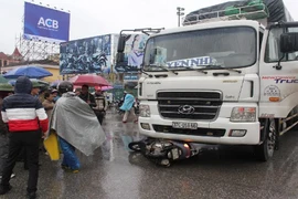 Xe tải đâm xe máy, 2 thiếu nữ tử vong