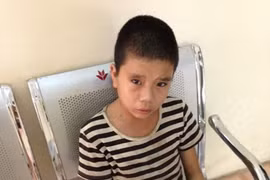 Gia đình không nhận lại bé ngất xỉu được CSGT cứu