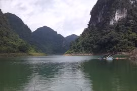 Kỳ diệu hồ nước nghìn khố trơ cạn trong một đêm