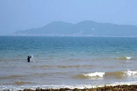 Nam quân nhân bị sóng biển nhấn chìm