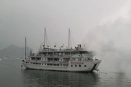 Tàu du lịch cháy, chìm xuống Vịnh Hạ Long