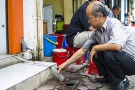 Xem cảnh người dân Hà Nội hứng nước... điều hòa để dùng